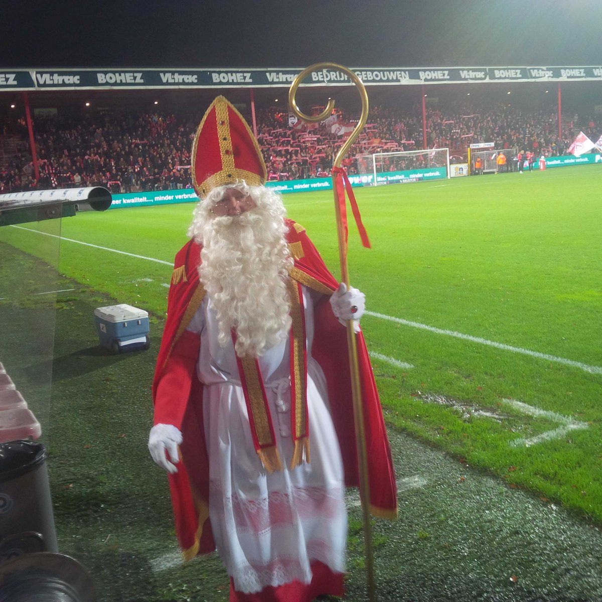 joseph allijns a Twitter: "Sinterklaas gaf de fans lekkers: wervelend  voetbal @johanwalem @sporza en Zwarte Piet? Die gooide met gele kaarten  https://t.co/WZY3PyBZDH"