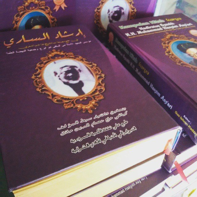 PesantrenBisa's tweet photo. 1. GRATIS, kitab Irsâdus Sârî karya Hadratussyaikh Hasyim Asy’ari dalam #RMINUberbagi. Caranya..... https://t.co/ZnHOIrAVj6