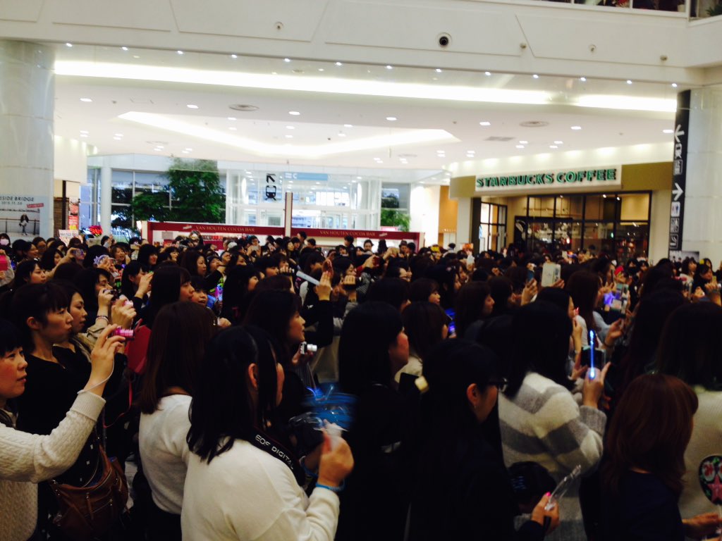 vvlaketown's tweet photo. SHU-Iイベント第1部大変盛り上がっております！！！！！！！
2部は18:00〜ですのでまだお越しでない方は是非！
レイクタウンKAZE1階光の広場！マルエツ前！！！！ https://t.co/rcmPISBuff