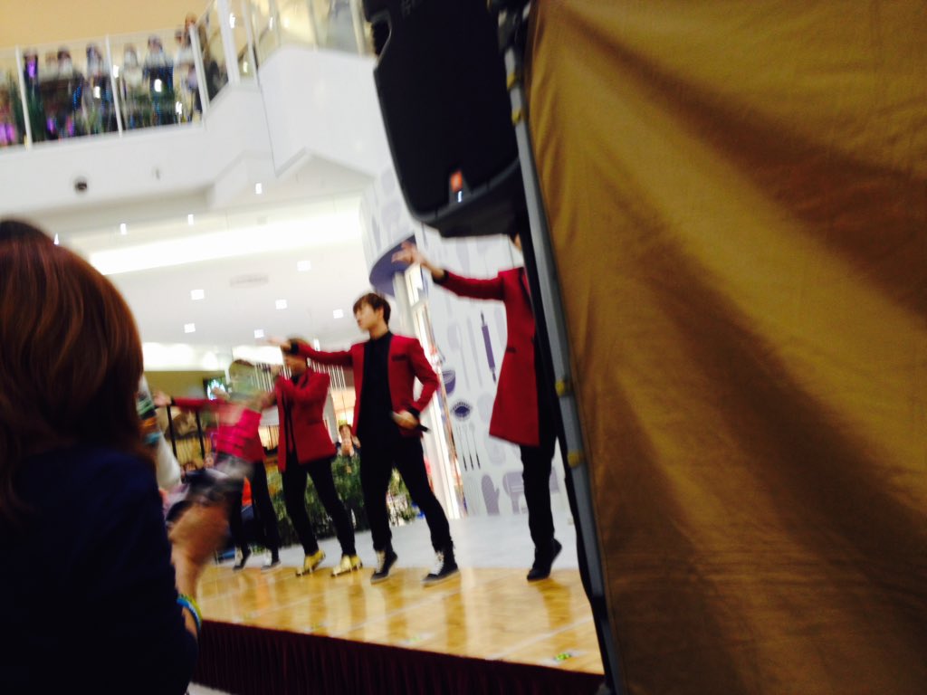 vvlaketown's tweet photo. SHU-Iイベント第1部大変盛り上がっております！！！！！！！
2部は18:00〜ですのでまだお越しでない方は是非！
レイクタウンKAZE1階光の広場！マルエツ前！！！！ https://t.co/rcmPISBuff