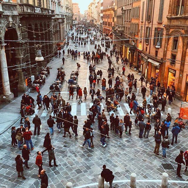Ecco che aspetto ha la domenica a #Bologna. Vi auguriamo una giornata di relax in giro per la città!
