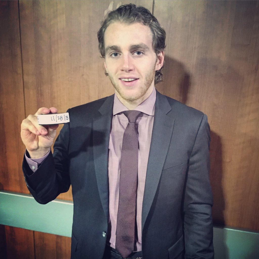 Patrick Kane poses after setting an <a href="/NHL/">NHL</a> record for US-born players with a 19-game point steak. #SHOWTIME