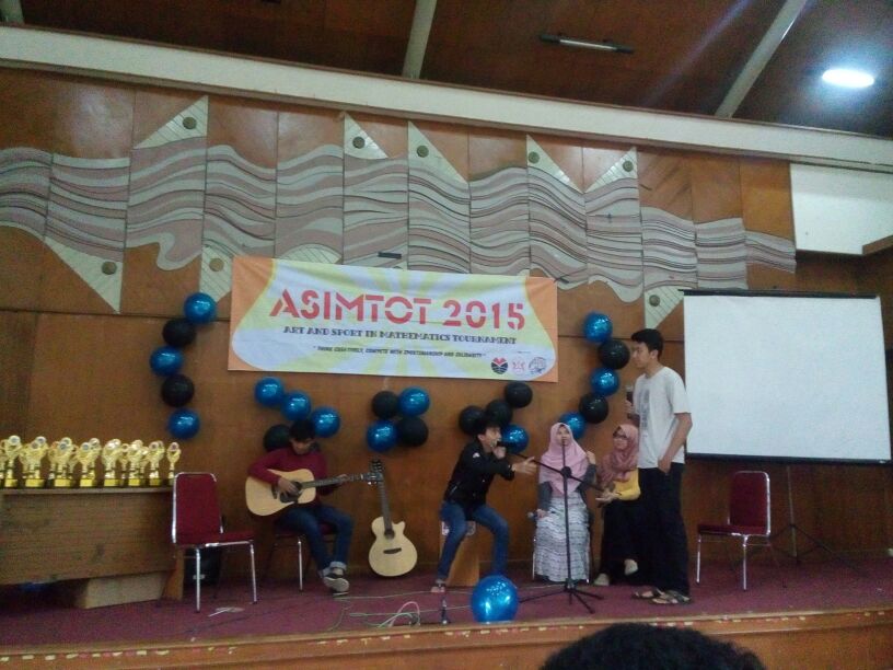 ASIMTOT_2015's tweet photo. Penampilan selanjutnya dari akang teteh 2012 😊 https://t.co/faHh3AeVv6