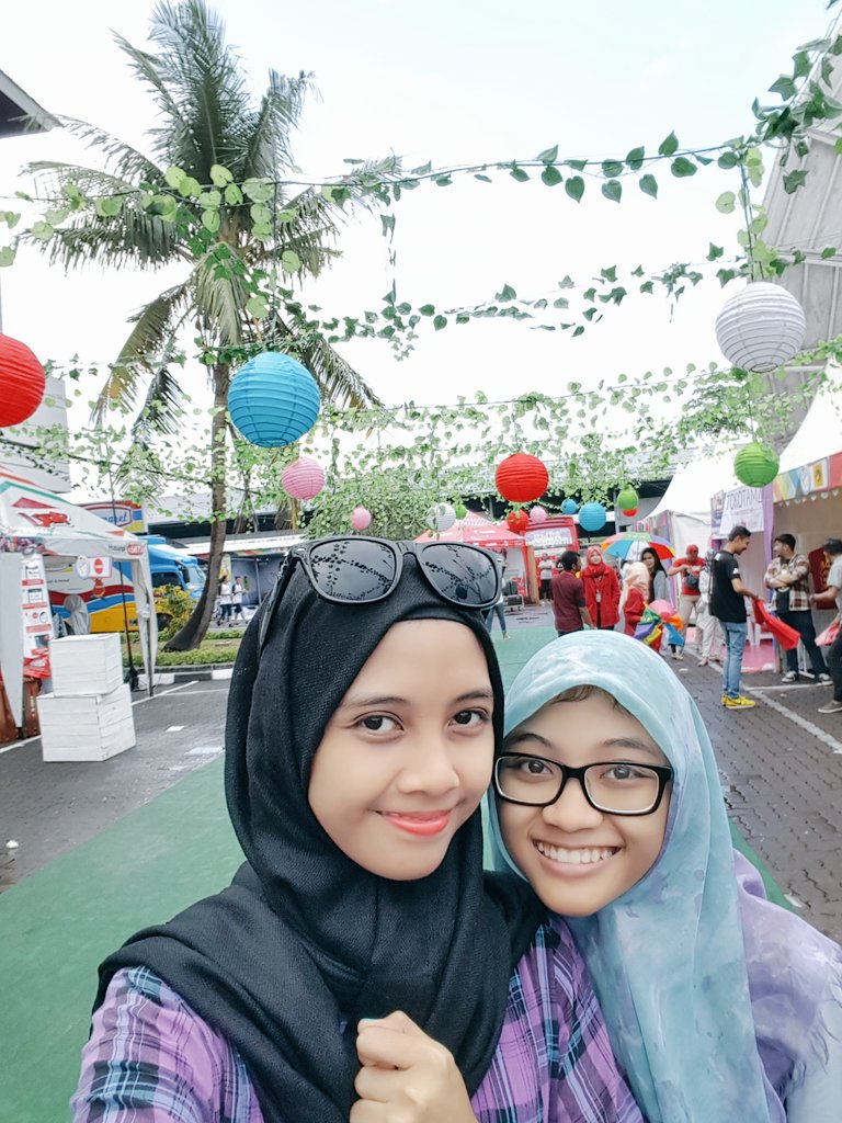 nadhilavee's tweet image. @loopmks with @Dinifairuz cooool! #LOOPKePo #loopkepomks #loopcorner4 #SelfieChallenge