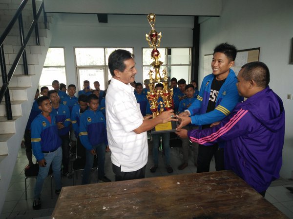 Penyerahan piala juara 3 aher cup u-17 se jabar dari menajer persipo u-17 kpd ketum persipo  22 November lalu