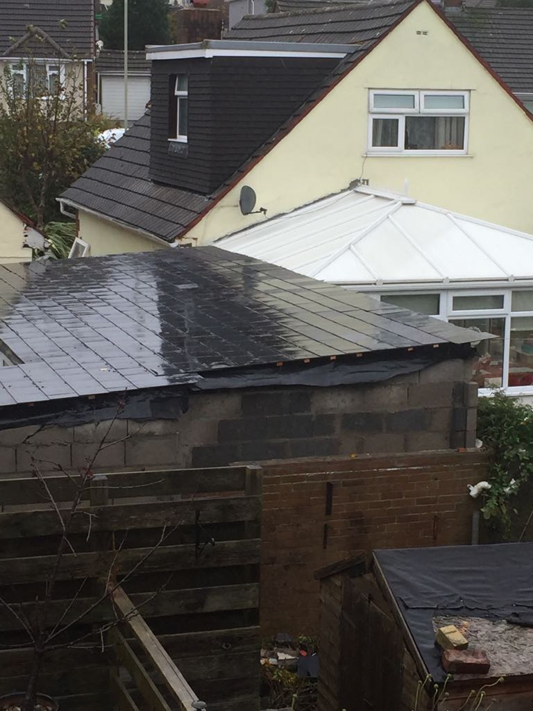 Ians_Iphone's tweet image. Chances of that very expensive, very new slate roof coming off tonight? 60-70mph winds forecast. #jerrybuilt