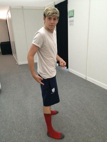 kagch_'s tweet photo. Las piernas de Niall parecen de pollo
-A las chicas de verdad les gusta el pollo frito 7u7 #1DVE https://t.co/QWum31Ll76