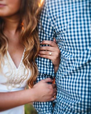 وحين نكون معاً في الطريق
وتأخذ -من غير قصد ذراعي
أحسُ أنا ياصديق
.بشيئَّ عميق

#نزاريات