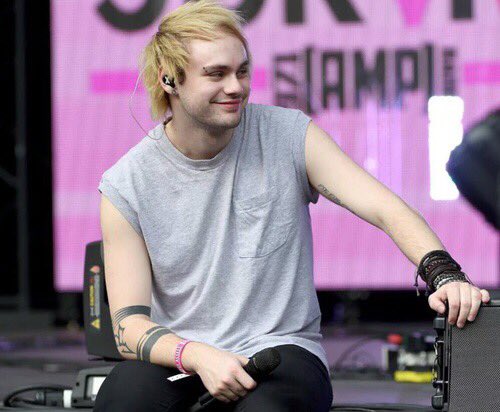 rt for my new fake bitches and i'll give u chicken nuggets