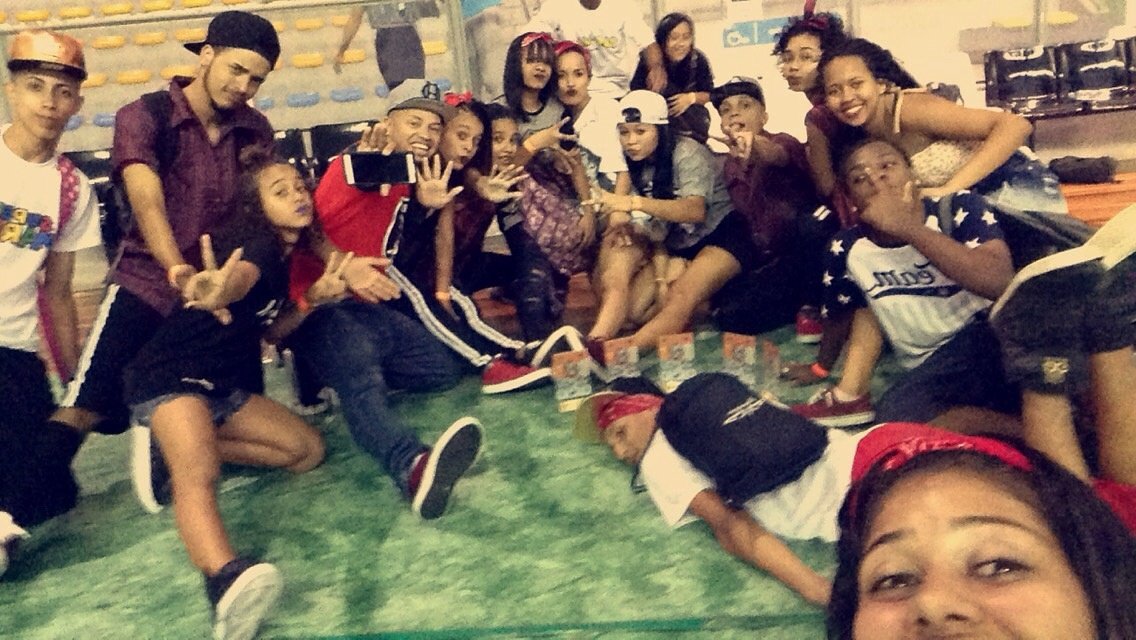 samanttalino's tweet image. família grande complicada demorou é nois q tá!!! 💙 #stylecontrol #dunadastreetdance