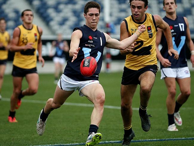 superfooty's tweet photo. The next draft hopeful in our Pick Me series has been given plenty of tips from Boomer: https://t.co/SKhbghTIuW https://t.co/VdUVDi3T8t