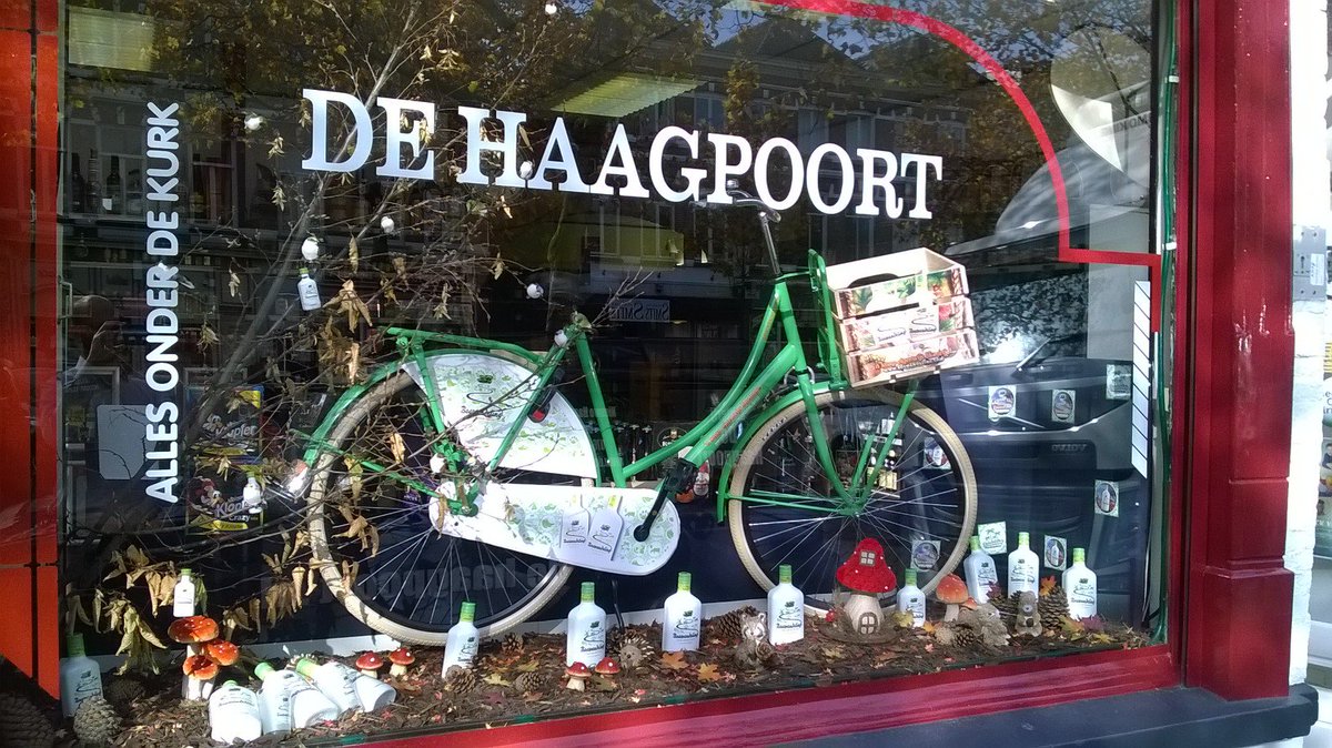 Een prachtige etalage bij Slijterij De Haagpoort! Wie van jouw vrienden zou ook wel op zo'n fiets willen rijden?
