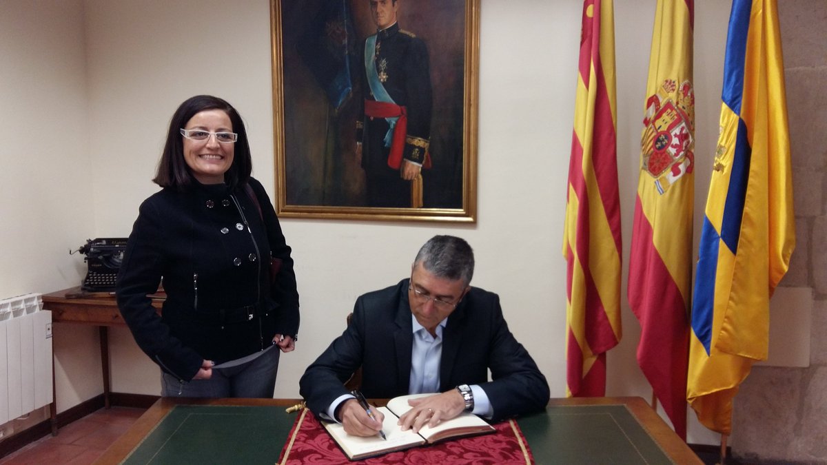 GVAinicotur's tweet photo. Signant el llibre d'honor d'Onil amb l'alcaldessa @Humi_Guill https://t.co/Y2hYZ3zBrX