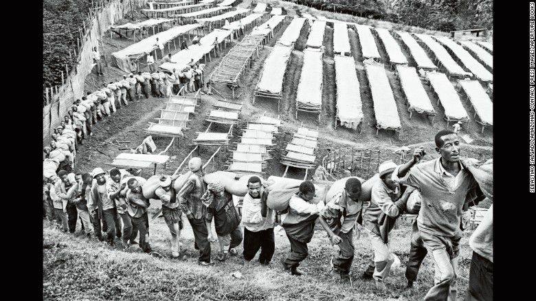 CafesBO's tweet photo. #locosporelcafe #SebastiaoSalgado
Trabajadores transportando granos secos en Yirgacheffe (Etiopía). https://t.co/1Xe8O7FXEN