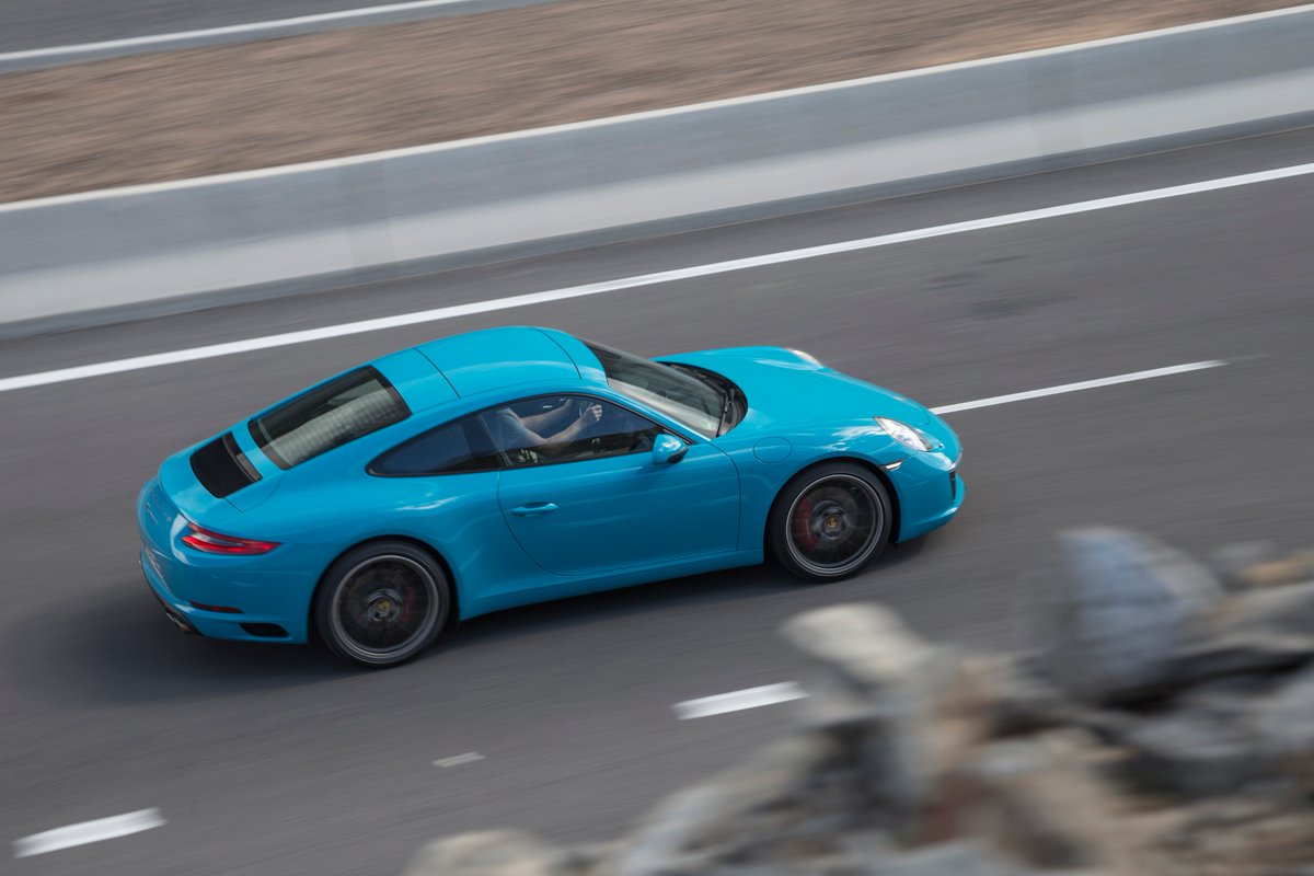 PorscheNL's tweet photo. "De 911 ziet er beter uit dan ooit." @DoglegErik testte voor @vierenzestig de nieuwe 911. https://t.co/iE0lJ4m5a2 https://t.co/ZuuTgHJz23