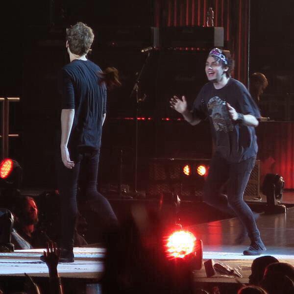 5SOS_SGFam's tweet photo. SHIT, A KITTEN IS ON THE LOOSE. RT TO CATCH IT. #MTVStars 5 Seconds Of Summer https://t.co/L32Wfs0QXo