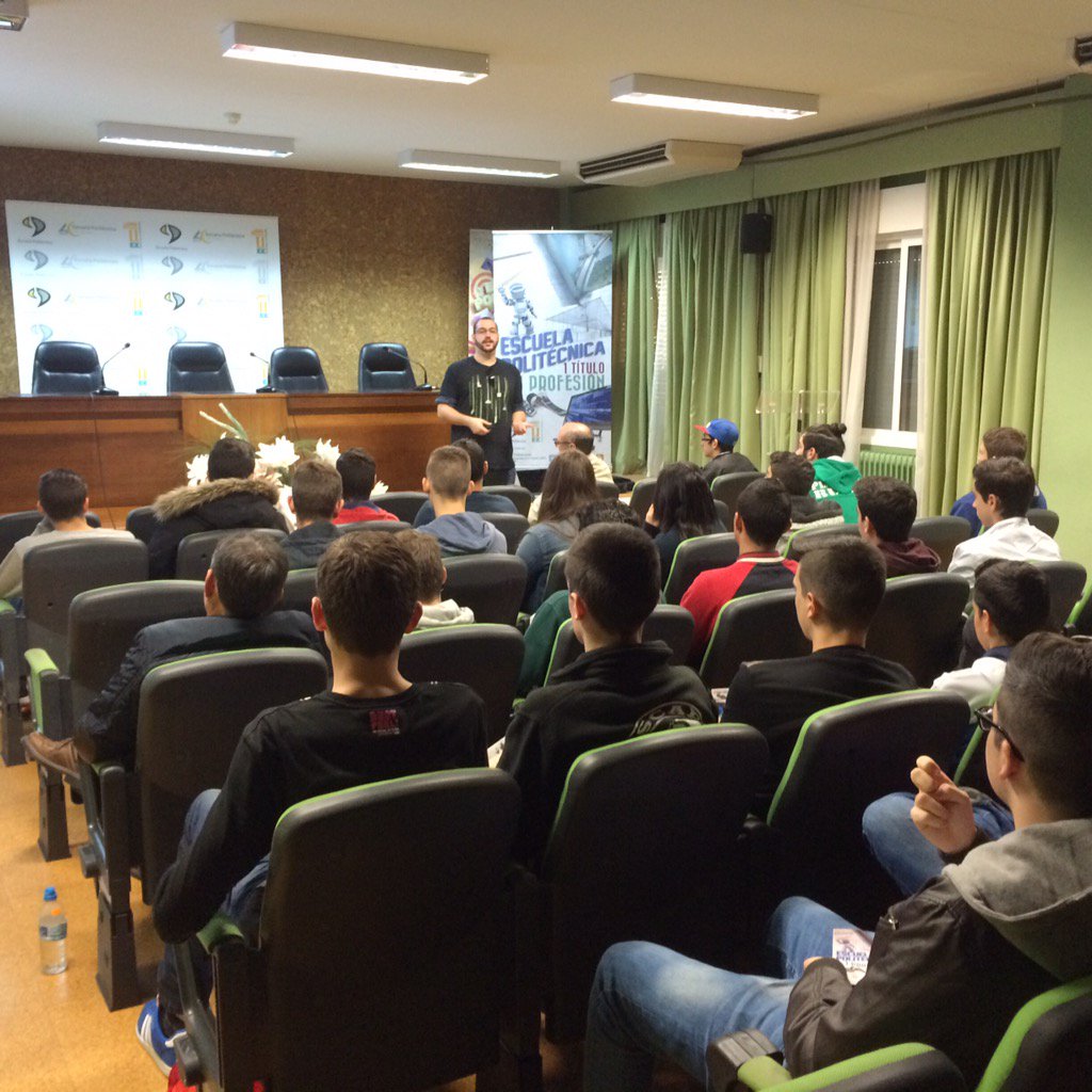 pablogarguez's tweet photo. Estudiantes del #IESVirgenDelPuerto visitando laboratorios de @EPCC_Unex esta mañana @SernaOnline #SmartPoliTechLife https://t.co/ocsqVZWobD