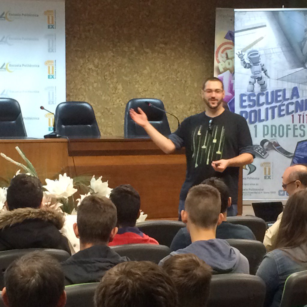 pablogarguez's tweet photo. Estudiantes del #IESVirgenDelPuerto visitando laboratorios de @EPCC_Unex esta mañana @SernaOnline #SmartPoliTechLife https://t.co/ocsqVZWobD