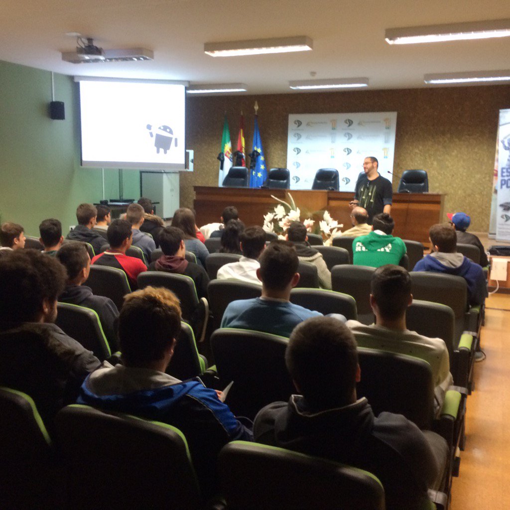 pablogarguez's tweet photo. Estudiantes del #IESVirgenDelPuerto visitando laboratorios de @EPCC_Unex esta mañana @SernaOnline #SmartPoliTechLife https://t.co/ocsqVZWobD