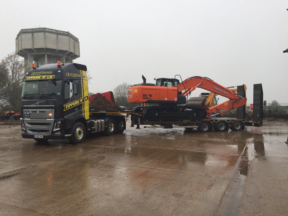 EmmittPlantLtd's tweet photo. Thanks to Tippers R Us for moving our 210 this morning #newplanteverysooften @Guynicholls7 @OneGroupUK @HitachiCME https://t.co/ziP2bvwA86