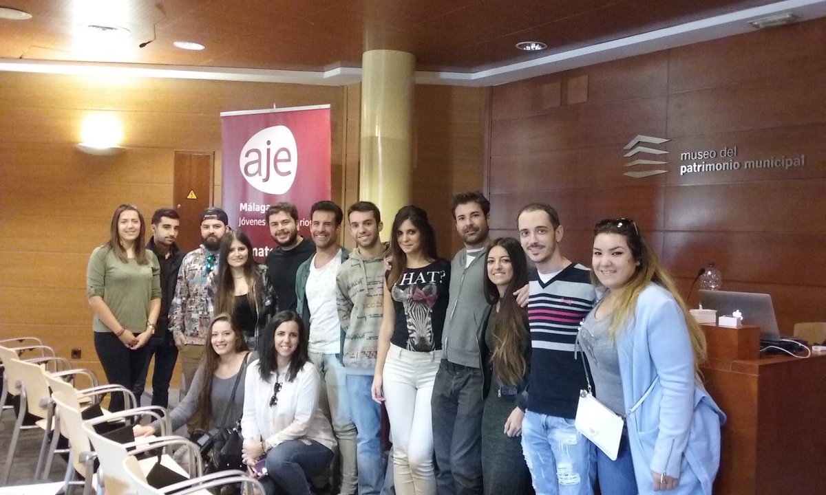 MarketTeacher's tweet photo. @FPAndaluza @KIBO @NeoGeneration nuestros fantásticos alumnos de #ComercioInternacional https://t.co/XCQNoZthRV