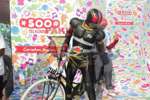 kamen rider black malam karnaval telkomsel palu <a href="/Telkomsel/">Telkomsel</a> <a href="/Tsel4u/">Telkomsel Pamasuka</a> @SoalPALU