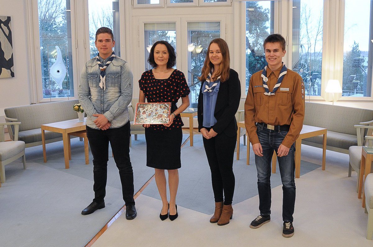 TPKanslia's tweet photo. Rouva @JenniHaukio vastaanotti @Partiolaiset adventtikalenterin Mäntyniemessä. #partioscout https://t.co/gaCIoLaHxw