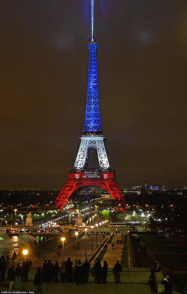 R_3Dillusion's tweet photo. Le Tour Eiffel a été allumé dans les couleurs du drapeau français pour la première fois depuis les attentats https://t.co/7wBgbxUV3G