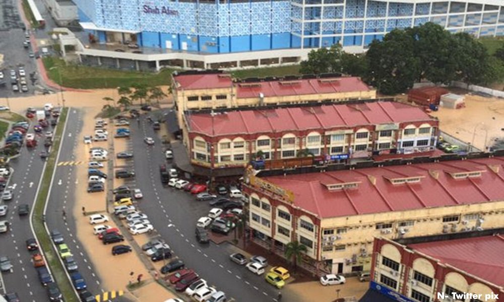 malaysiakini's tweet image. Flash floods hit Shah Alam twib.in/l/pyeydBGR9GE | twibble.io