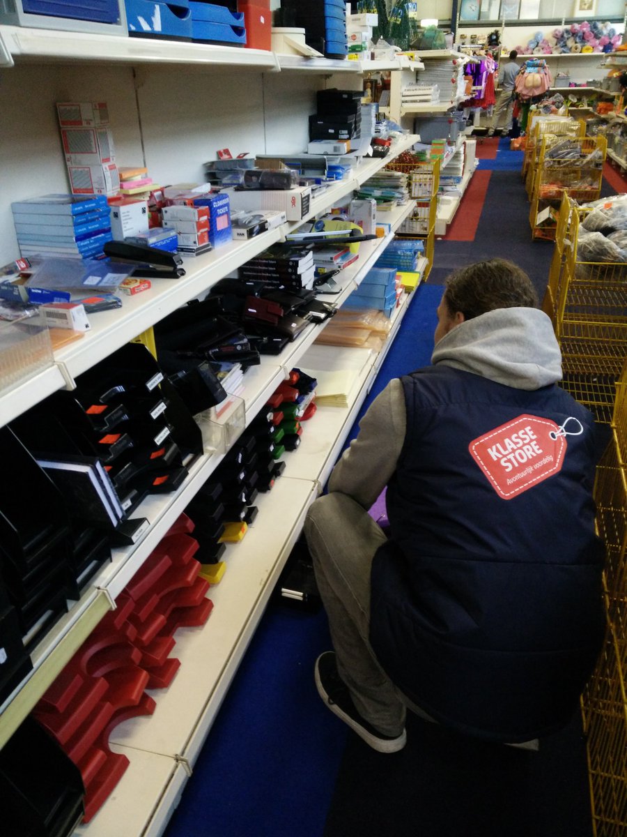poatrick's tweet photo. Leerlingen druk aan het werk in #klassestore. Geen winkel spelen, maar een echte winkel! https://t.co/nJgK9Qbtyr