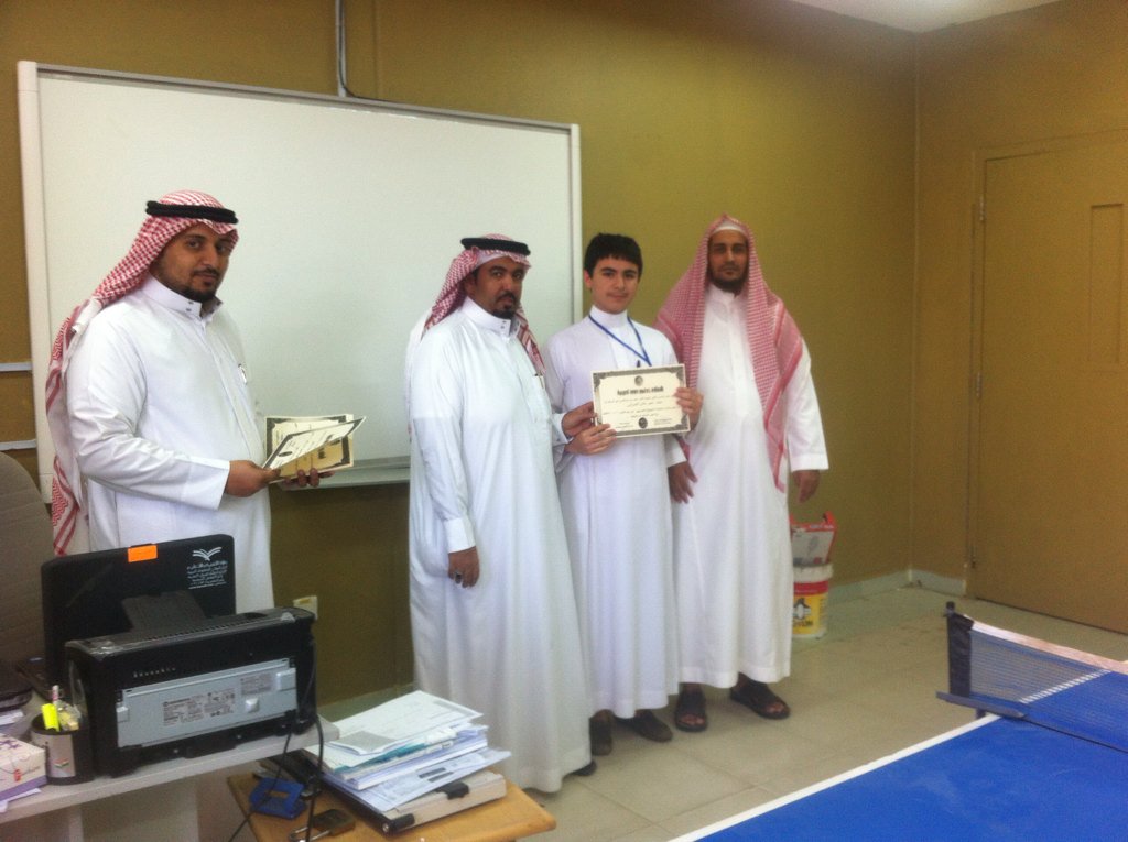 computerrclub2's tweet photo. تشرف #نادي_الحاسب_الآلي بزيارة قائد المدرسة أ.خالد العنزي لتسليم الطلاب شهادة حضور الدورة فله منا الشكر والامتنان https://t.co/4MpnGqZ9ih