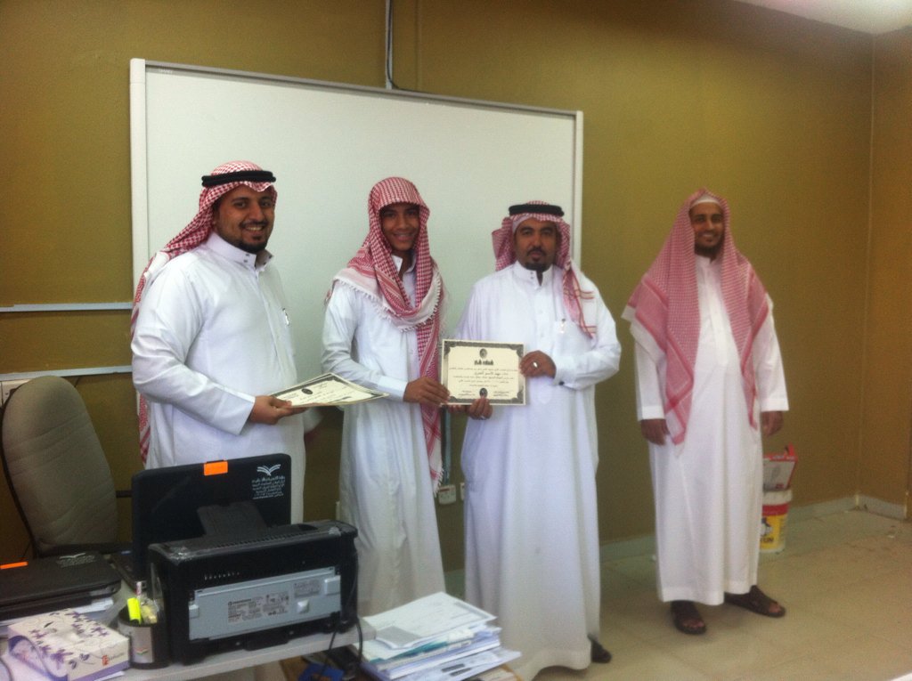 computerrclub2's tweet photo. تشرف #نادي_الحاسب_الآلي بزيارة قائد المدرسة أ.خالد العنزي لتسليم الطلاب شهادة حضور الدورة فله منا الشكر والامتنان https://t.co/4MpnGqZ9ih
