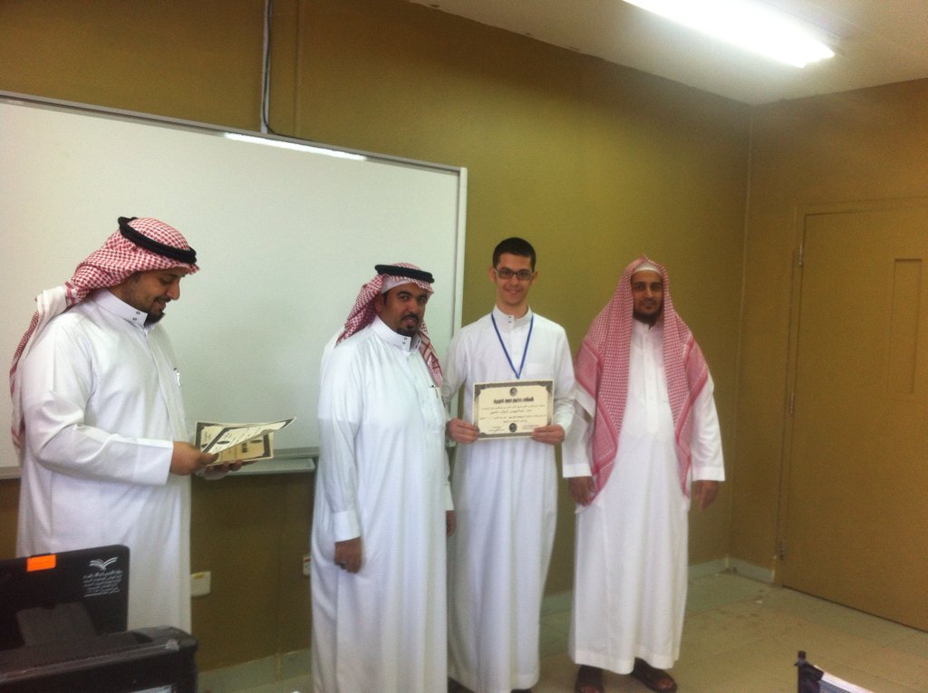 computerrclub2's tweet photo. كما تشرف #نادي_الحاسب_الآلي بزيارة الشيخ محمد الهرف مشرف التوعية الإسلامية لتسليم طلاب النادي الشهادات فله منا الشكر https://t.co/TVtdlsiWkN