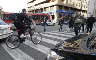 guardiacivil's tweet photo. Ciclista, ni pasos de cebra, ni aceras son para ti, llegado el caso  mejor baja de la bici  y camina. #MundoCívico https://t.co/GcBY40tjOB