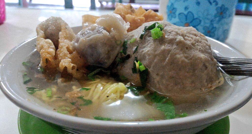 Bakso/ Bakwan Malang Sehati di Sam Ratulangi, Balam. ada Bakso Gede dan pangsit rebus. Nyoss.. #KulinerLampung