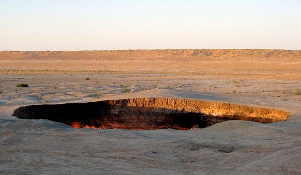 QcosasCom's tweet photo. Quizá no has oído mucho sobre Turkmenistán, pero tienes que ver la Puerta al Infierno. https://t.co/Udv2ndG0v2 https://t.co/SkqiHm7O8y