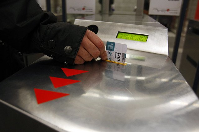 elperiodico's tweet photo. Barcelona cambiará la T-10 por el móvil en tres años https://t.co/sW7Gcfj0SQ @TMB_Barcelona https://t.co/U91gtPViu5