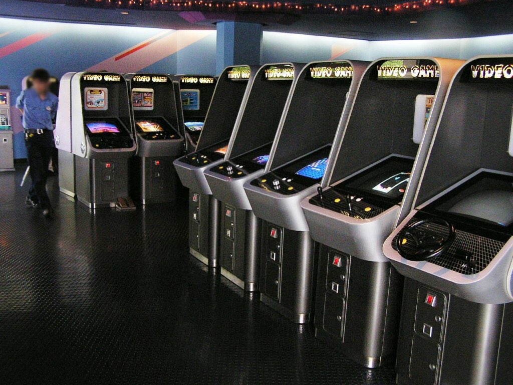 Animamundi Na Tviteru ディズニーランドに スターゲートてゲーセンがあって すごく好きだったんだよ レゲーもあって 内装がトロン風味にしてあって 休みに行こうと向かって無くなってた時 ショックだったなあ T Co Erp8irqkrt