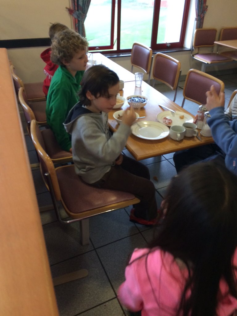 ysgoliolo5's tweet photo. Brecwast a banc i ddechrau'r dydd. Big breakfast to start the day! https://t.co/aTUZvfW17p