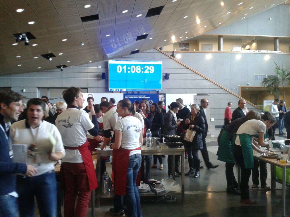 vsourdeix's tweet photo. Ce midi chez # Michelin on cuisine ensemble avec @GregCuilleron #semainehandicap #SEPH2015 https://t.co/Ar41O51tIb
