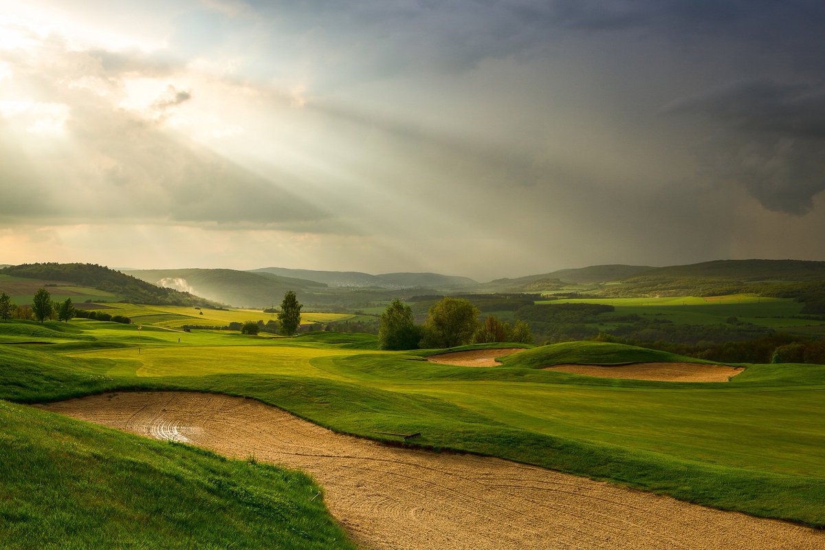 GOLFTV1's tweet photo. Golf Resort Karlstejn #CzechRepublic @karlstejn https://t.co/kYZXjD1rPk