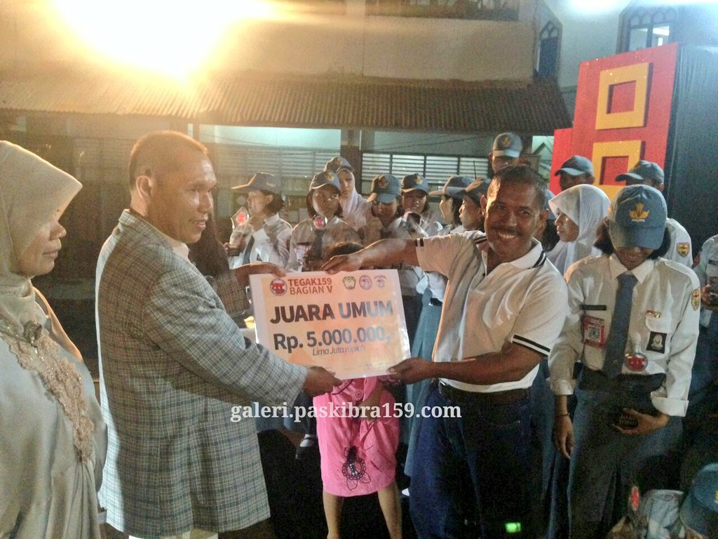 Penyerahan Uang pembinaan [JUARA UMUM] sebesar 5 Juta [SMAN 15 Makassar] @paskibra115 #Tegak159BagianV <a href="/paskibra159/">Paskibra Salis</a>