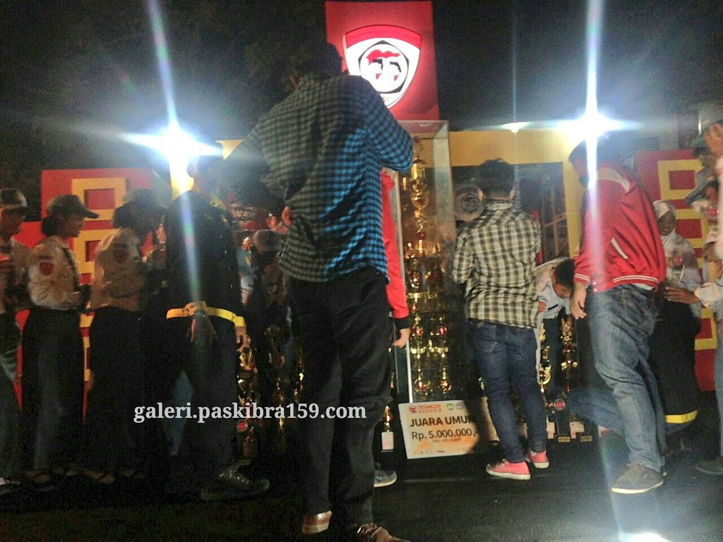 Penyerahan Piala Bergilir [ JUARA UMUM ] #Tegak159BagianV <a href="/paskibra159/">Paskibra Salis</a> kepada [SMAN 15 Makassar] @paskibra115