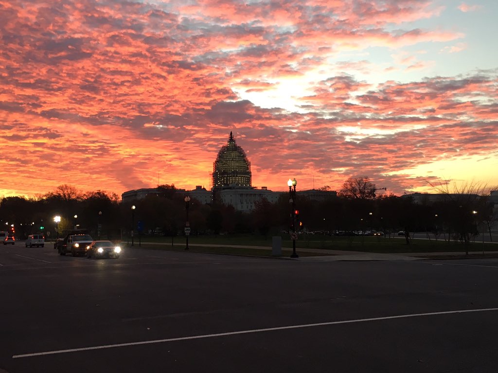 krzyz74's tweet photo. Good morning DC! #sunrise https://t.co/4LClfsDtE4