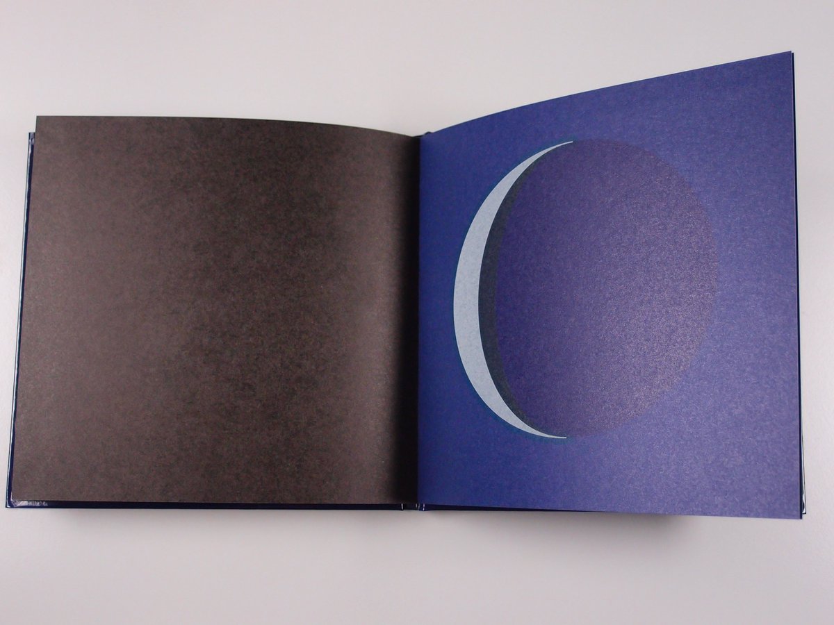 xdejarcy's tweet photo. De la poésie pure... Au soleil et Dans la lune, de Fanette Mellier. #GraphismFR @editionsdulivre https://t.co/uFNMKPMeWr