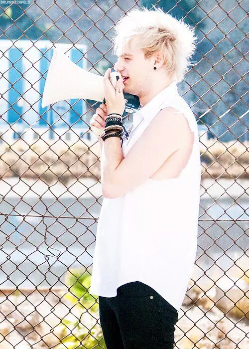 fourlifesavers's tweet photo. how many rts can megaphone malum get? #MTVStars 5 Seconds of Summer https://t.co/1gEDwTgzeL
