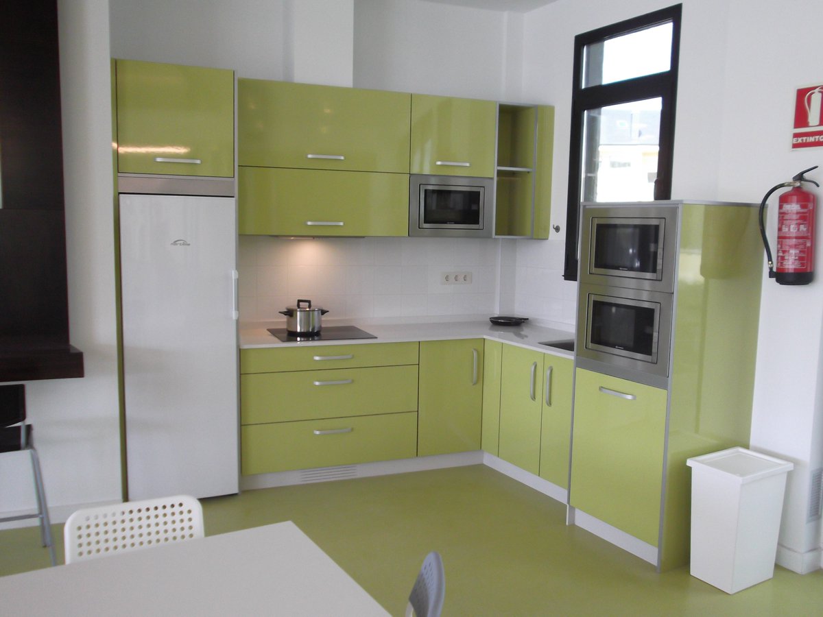 Contamos con cocina equipada para que cualquiera de nuestros huéspedes pueda preparar lo que quiera. 981511371