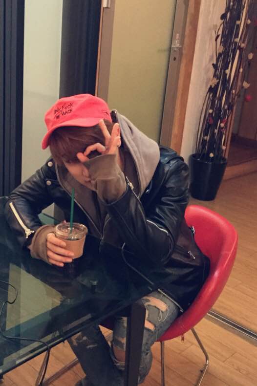 OfficialMONSTAX's tweet photo. [#원호] 커피쓰다 으아 어른이 되는 중 (((사실 좋아함))) 몬베베는 커피좋아해요? https://t.co/OdTh9iqUYx