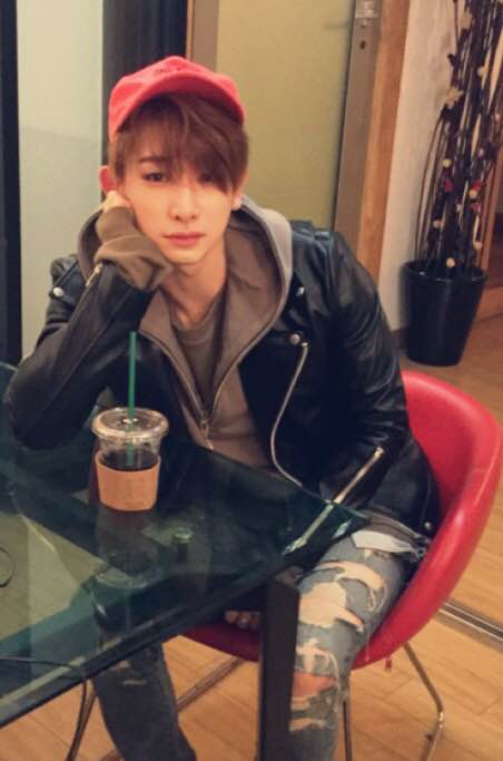 OfficialMONSTAX's tweet photo. [#원호] 커피쓰다 으아 어른이 되는 중 (((사실 좋아함))) 몬베베는 커피좋아해요? https://t.co/OdTh9iqUYx