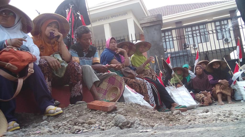JmppkRembang's tweet photo. #Rembang #Lasem RT @aidrissaputro: Simbah2 dan ibu2 dari @omahekendeng ini memang warbiasak!!! *sungkem satu-satu* https://t.co/4hVhPsQCBQ